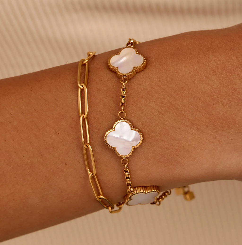 Mother-of-pearl clover bracelet — detail