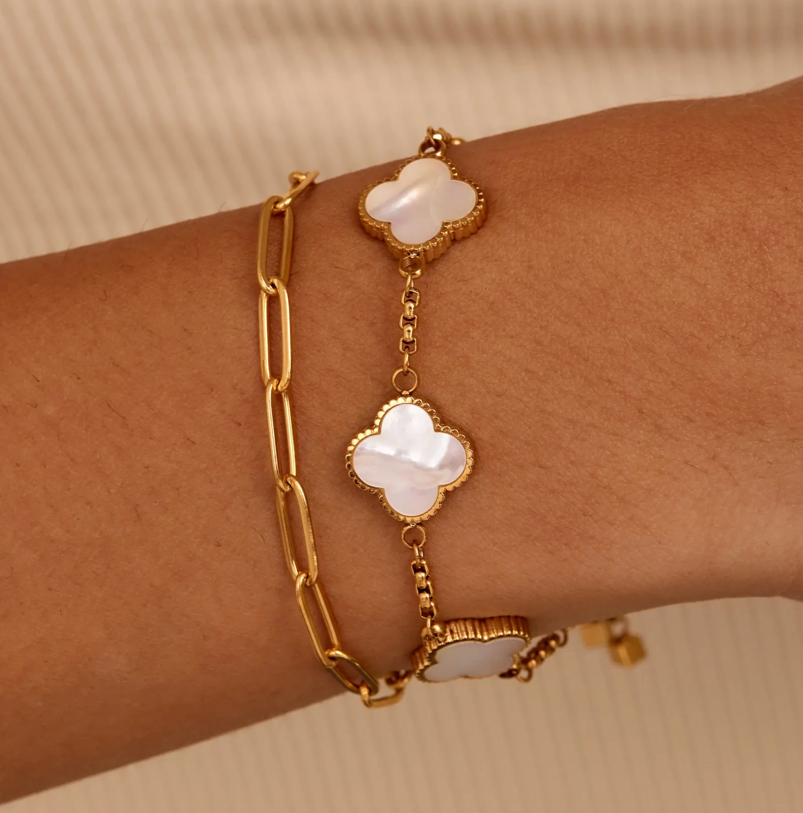 Mother-of-pearl clover bracelet — detail